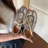 Zapatillas de entrenamiento retro estilo coreano plateadas para mujer, nuevo modelo 2026, zapatillas con patrón de grietas plisadas, zapatos deportivos casuales versátiles de suela blanda