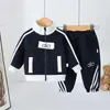 Conjunto Deportivo Bordado Estilo Coreano para Niños Unisex Bloque de Color Cuello Alto Chaqueta Cardigan Pantalones Deportivos Elegante Conjunto de Dos Piezas