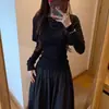 Conjunto de diseño estilo francés de top de punto de manga larga tipo chal falso de dos piezas y falda abullonada de cintura alta para mujer en negro, blanco, gris y naranja