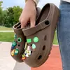 Nuevos zuecos de exterior elegantes, ligeros y lindos para el verano de 2026, sandalias transpirables para enfermeras de exterior