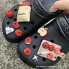 Toma un bocado de una manzana roja Hebilla de zapato zueco DIY Extraíble Lindo Juguete de Comida Botón Flor de Zapato Decoración de Parte Superior Venta al por Mayor