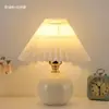 Lámpara de noche de estilo nórdico para dormitorio, luz roja de red, cálida luz nocturna para niña, lámpara de mesa plisada de cerámica de alta gama