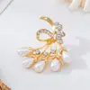 Broche Vintage Exquisito com Flores Incrustadas, Venda Quente Transfronteiriça, Adequado para Senhoras Usarem em Banquetes e Festas de Negócios, Exalando Elegância