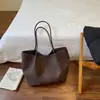 Bolso tote nuevo de alta calidad y gran capacidad para mujer 2026, adecuado para el trabajo y los desplazamientos, con un patrón tejido, diseño retro de moda y color sólido