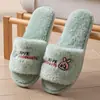 26 nuevos estilos de pantuflas de felpa de conejo lindas de dibujos animados multicolor para mujeres y parejas, pantuflas peludas de punta abierta para el hogar de otoño e invierno al por mayor
