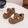 Zapatos de Algodón para Niños 2026 Otoño/Invierno Nuevo Estilo Zapatos Deportivos para Niñas Colgante Lindo de Felpa Zapatos Deportivos Casuales Más Terciopelo Engrosados