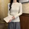Top coreano de cuello redondo con volantes, nueva camisa básica de manga larga para la primavera 2025 con textura, adecuada para usar en capas con suéteres y prendas de punto