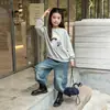 Sudadera unisex con bordado de retazos de dibujos animados Aimobebe para niños, con un diseño divertido, corte holgado, cuello redondo, mangas largas y estilo casual de jersey.