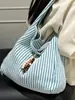 Bolso de Estilo Veraniego 2025 de Aspecto Elegante, Bolso Cubo de Hombro Rayado de Gran Capacidad, Bolso Casual de Mano para el Brazo a la Axila