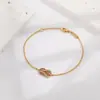 Pulseira da Marca F Versão de Luxo com Fecho de Ferradura Dupla Camada Cravejado com Diamantes em Forma de 8, Totalmente Cravejada em Ouro Rosé 18K, Simples, Fashion e Sofisticada