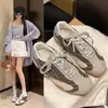Nuevos zapatos casuales para mujer, mismo estilo, zapatillas de entrenamiento alemanas transpirables de verano para mujer, aumento interno de altura de 4 cm, cómodas zapatillas 2026