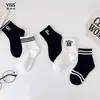 Meias Yishuangshuang para crianças, nova coleção outono/inverno, meias de cano médio com estampa de letras estilo coreano, feitas com algodão penteado, meias pretas e brancas para meninos, meias de algodão para estudantes