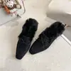 Sapatos peludos quentes e que aumentam a altura para mulheres no outono e inverno, apresentando design com forro de fleece, sola plana, mocassins estilo coreano e mules slip-on para calçar facilmente