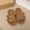 Elegantes sandalias sin cordones, que muestran tu gusto por la decoración del hogar.