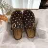 Pantuflas peludas 2026 zapatos de algodón, mules de punta cerrada, slip-on casual versátiles otoño e invierno suela gruesa estilo nuevo lunares para exteriores