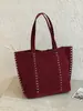 Bolso de Cuero Suave con Remaches para Mujer 2025 Nuevo Bolso Tote de Gran Capacidad Versátil para Viajes Diarios Bolso de Hombro Único Moda Casual Bolso de Mano