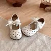 Sapatos de couro estilo francês com divisão nos dedos falsos, novidade outono 2026 versão coreana, sapatos de princesa de bolinhas com laço para meninas, sapatos de sola macia