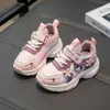 Zapatillas infantiles 2025 primavera y otoño nuevo estilo zapatos de niña zapatos de papá zapatos casuales zapatos de una sola pieza suela blanda zapatos de cuero para estudiantes