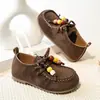 Zapatos Birkenstock para Niñas Primavera/Otoño 2026 Nuevos Zapatos de Cuero Retro para Niños Punta Cuadrada Suela Suave Mocasines Casuales para Bebés y Niños Pequeños