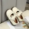 Estilo Novo Primavera e Outono 2026 Sapatilhas de Renda para Bebês Meninas Sola Macia Antiderrapante Sapatos de Um Só Solado Sapatos de Couro para Crianças Pequenas Sapatos de Princesa Modernos