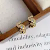 Pendientes de 5 caracteres Feng Comet Xiao Xiang Cobre Digital Chapado en Oro Lujo Ligero Hebilla Pequeña para Oreja Pendientes de Moda Callejera Venta Directa de Fábrica