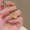 Tienda de Oro Mismo Estilo Un Lado Hielo Triturado Un Lado Láser Trébol de Cuatro Hojas Collar Chapado en Oro para Mujer Brillante Escama de Pez Collar de Trébol