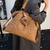 Bolsa Grande Vintage com Tachas para Mulheres 2026 Nova Bolsa Tote Coreana de Nicho Moda Grande Capacidade Versátil Bolsa de Ombro/Axila