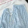 Novo pijama feminino estilo coreano para primavera e outono, com base azul clara e bolinhas azuis escuras, gola redonda, corte solto, mangas compridas e calças compridas - um conjunto confortável para ficar em casa