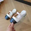 2025 nuevo estilo zapatillas de tacón medio para mujer verano versátil estilo pequeña fragancia sandalias sin respaldo zapatos planos de un paso