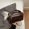 Bolso de Mano de Alto Valor Nuevo Invierno 2025 Bolso Casual Tipo Almohada Bolso Cuadrado Pequeño Moderno de Moda Bolso Cruzado para Mujer