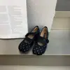 Sapatos slip-on estilosos estilo francês para 2026 com sola macia, design moderno de bolinhas e salto oculto para mulheres