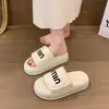Chinelos Deslizantes com Letras Modernos e Confortáveis Novo Modelo 2026 Sandálias para Interior e Exterior Chinelos Femininos com Solado Grosso Moda Tendência