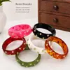 Colección irregular de moda europea y americana de pulseras de resina con tachuelas para mujer, pulseras de moda europeas y americanas personalizadas y exageradas al por mayor