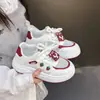 Sapatos Infantis Sapatos de Skate para Meninas 2026 Primavera e Outono Novos Malha Respirável Fofo Desenho Animado Padrão de Morango Sapatos Casuais