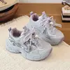 Tênis respirável de malha para meninas, nova coleção outono 2026, sapatos casuais infantis com laço e pérolas, tamanhos médios e grandes, tênis de corrida