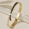 Popular Europeu e Americano Design de Laço de Imitação Arranjo de Tijolos Pulseira de Aço Inoxidável Quadrada Personalizada Tendência Pulseira de Aço Titânio para Mulheres