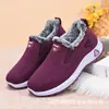 Zapatos de algodón Fly-knit estilo invierno 2025 con forro polar engrosados cálidos casuales tipo papá slip-on de algodón comercio exterior botas de nieve