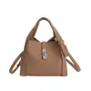 Bolsa de Mão Feminina Estilo Cesta de Design Exclusivo com Toque de Luxo, Bolsa de Ombro, Bolsa Transversal Tipo Balde, Novo Modelo Versátil Outono/Inverno 2025