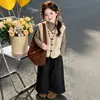Traje para Niñas Otoño/Invierno 2026 Nuevo Elegante Niña Pequeña Ropa Gruesa de Otoño para Niños Chaleco de Invierno Conjunto de Tres Piezas Moderno