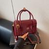 Bolsa Pequena Retrô de Luxo para Mulheres 2026 Nova Versátil para Primavera e Verão Bolsa Transversal Moda Pequena Quadrada de Mão
