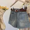 Shorts de mezclilla de marca de moda para mujer, estilo delgado para el verano de 2026, diseño nuevo, shorts ultra-cortos de cintura alta en línea A que adelgazan