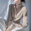 Cardigan de tricô cor de aveia para mulheres, novo estilo outono e inverno 2026, casual e sofisticado, top único e bonito