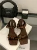 First Encounter Verão 2026 Novas Sandálias Femininas Slip-On Quadradas com Estampa de Leopardo, Salto Fino, Laço, Aumentadoras de Altura, Abertas na Ponta