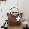 Bolso tote tejido de estilo europeo y americano de gran capacidad con colgante de encaje de estrella, bolso de hombro versátil para estudiantes, bolso de mano, bolso de axila