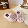 Pantufas fofas e doces florais para meninas, nova coleção outono/inverno 2026, forradas com fleece para aquecimento, pantufas de algodão slip-on versáteis e confortáveis.