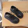 Sapatos de couro estilo britânico para meninos, novos modelos de primavera e outono, sapatos infantis pretos para meninas, para cerimônia e performance, com sola macia