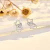 Nuevos aretes temáticos de gatos de caricatura japonesa y coreana con pequeñas piedras de zirconia cúbica, lindos, creativos, pequeños, simples y versátiles, perfectos para estudiantes