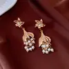 Pendientes colgantes de flor de acrílico tachonados con aguja de plata, pendientes de lujo ligero de alta gama con un diseño único, pendientes de moda nicho para mujer