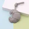 Moda Más Vendido Hebilla de Croissant Colgante de Imitación de Cuero Llavero Decoración Colgante de Bolsa Fábrica Venta al por Mayor