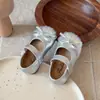 Sapatos de Couro Estilo Coreano para Meninas 2026 Outono Nova Moda Sapatos de Princesa com Laço Bebê Mocassins Antiderrapantes